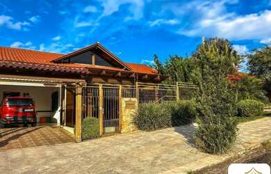 Imagem: A casa possui 4 Dormitórios, 3 Banheiros, 2 Vagas na garagem