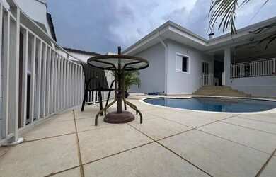 Imagem: A casa em condomínio possui 5 Dormitórios, 5 Banheiros, 5