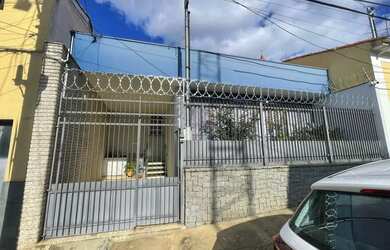 Imagem: A casa possui 3 Dormitórios, 2 Banheiros, 1 Vaga na garagem