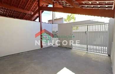 Imagem: A casa possui 2 Dormitórios, 2 Banheiros, 2 Vagas na garagem