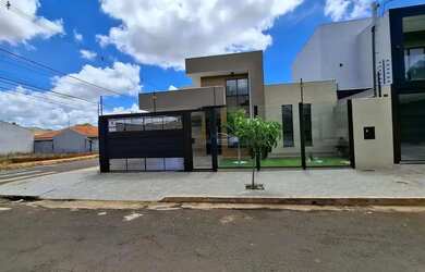 Imagem: A casa e possui 3 Dormitórios, 2 Banheiros, 3 Vagas na garagem