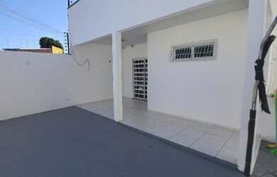 Imagem: A casa possui 4 Dormitórios, 2 Banheiros, 3 Vagas na garagem