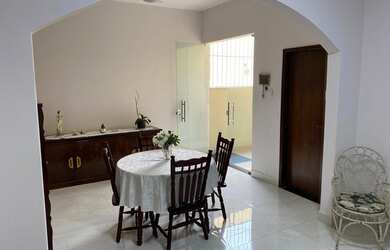 Imagem: A casa possui 4 Dormitórios, 3 Banheiros, 5 Vagas na garagem