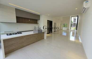 Imagem: A casa em condomínio possui 3 Dormitórios, 4 Banheiros, 4