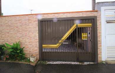 Imagem: A casa possui 2 Dormitórios, 1 Banheiro, 2 Vagas na garagem