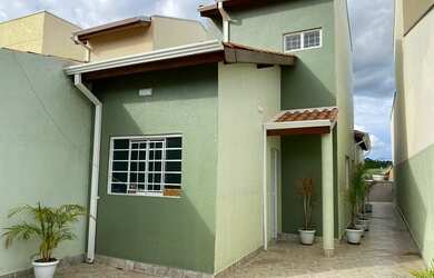 Imagem: A casa possui 3 Dormitórios, 1 Banheiro, 2 Vagas na garagem