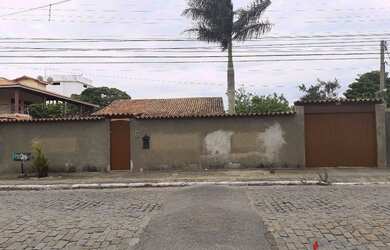 Imagem: A casa possui 5 Dormitórios, 1 Banheiro, 4 Vagas na garagem