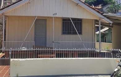 Imagem: A casa possui 3 Dormitórios, 1 Banheiro, 2 Vagas na garagem