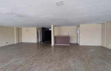 Imagem: O depósito possui 5 Vagas na garagem, 320m² de Área e está