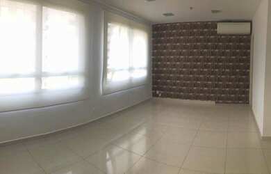 Imagem: O depósito possui 1 Vaga na garagem e 30m² de Área e está