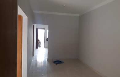 Imagem: A casa possui 3 Dormitórios, 2 Banheiros, 2 Vagas na garagem