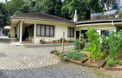 Imagem: A casa possui 5 Dormitórios, 5 Banheiros, 4 Vagas na garagem