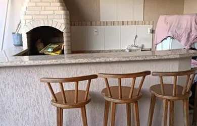 Imagem: A casa possui 2 Dormitórios, 2 Banheiros, 2 Vagas na garagem