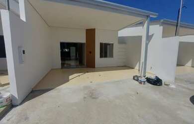 Imagem: A casa possui 2 Dormitórios, 1 Banheiro, 2 Vagas na garagem