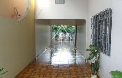 Imagem: A casa possui 2 Dormitórios, 2 Banheiros, 3 Vagas na garagem