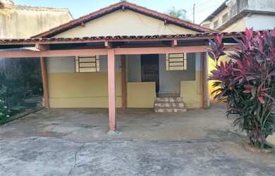 Imagem: A casa possui 3 Dormitórios, 1 Banheiro, 2 Vagas na garagem