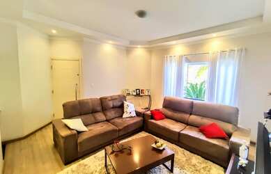 Imagem: A casa possui 3 Dormitórios, 4 Banheiros, 3 Vagas na garagem