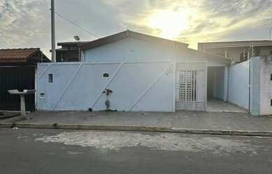 Imagem: A casa possui 2 Dormitórios, 2 Banheiros, 5 Vagas na garagem