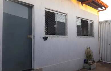 Imagem: A casa possui 2 Dormitórios, 1 Banheiro, 1 Vaga na garagem