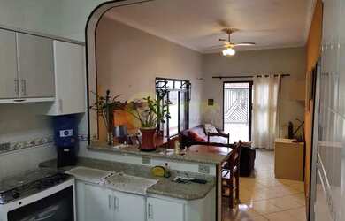 Imagem: A casa possui 2 Dormitórios, 2 Banheiros, 3 Vagas na garagem