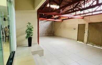 Imagem: A casa possui 3 Dormitórios, 1 Banheiro, 2 Vagas na garagem