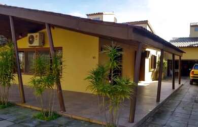 Imagem: A casa possui 3 Dormitórios, 3 Banheiros, 4 Vagas na garagem