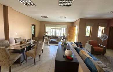 Imagem: A casa possui 5 Dormitórios, 5 Banheiros, 5 Vagas na garagem