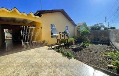 Imagem: A casa possui 3 Dormitórios, 1 Banheiro, 2 Vagas na garagem