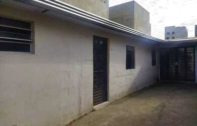 Imagem: A casa possui 1 Dormitório, 1 Banheiro, 1 Vaga na garagem e