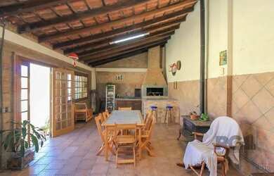 Imagem: A casa possui 3 Dormitórios, 4 Banheiros, 3 Vagas na garagem