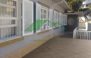 Imagem: A casa possui 4 Dormitórios, 4 Banheiros, 3 Vagas na garagem