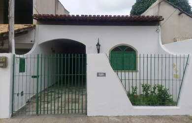 Imagem: A casa possui 3 Dormitórios, 2 Banheiros e 1 Vaga na garagem