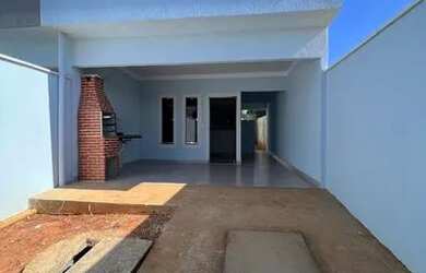 Imagem: A casa possui 3 Dormitórios, 1 Banheiro, 2 Vagas na garagem