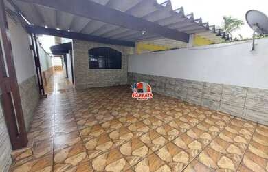 Imagem: A casa possui 2 Dormitórios, 2 Banheiros, 2 Vagas na garagem