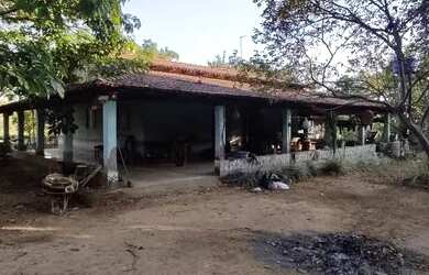 Imagem: A casa possui 4 Dormitórios, 1 Banheiro, 5 Vagas na garagem