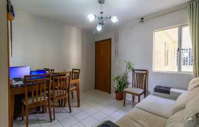 Imagem: O apartamento possui 2 Dormitórios, 1 Banheiro, 1 Vaga na garagem