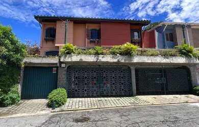 Imagem: A casa possui 3 Dormitórios, 4 Banheiros, 2 Vagas na garagem