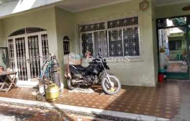 Imagem: A casa possui 3 Dormitórios, 2 Banheiros, 4 Vagas na garagem