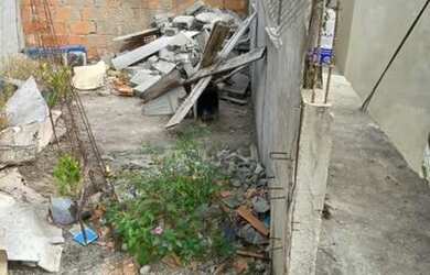 Imagem 2: Vendo um pedaço de terra de fundo com uma laje