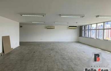 Imagem: O depósito possui 2 Vagas na garagem e 139m² de Área e está