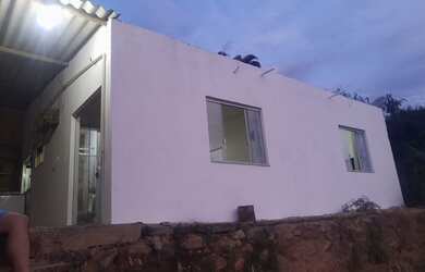 Imagem: A casa possui 2 Dormitórios, 1 Banheiro, 4 Vagas na garagem