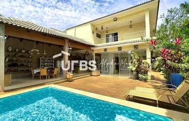 Imagem: A casa possui 4 Dormitórios, 5 Banheiros, 4 Vagas na garagem