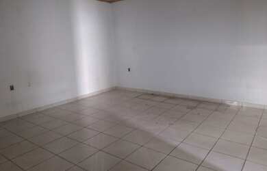 Imagem: A casa possui 3 Dormitórios, 1 Banheiro e está localizado