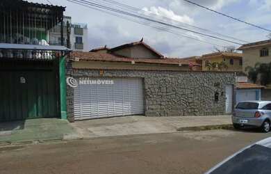 Imagem: A casa possui 4 Dormitórios, 2 Banheiros, 4 Vagas na garagem