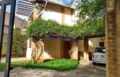 Imagem: A casa possui 4 Dormitórios, 3 Banheiros, 4 Vagas na garagem