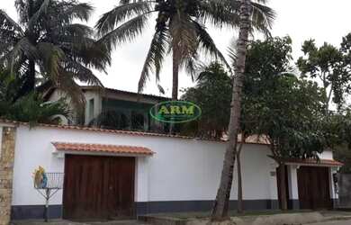 Imagem: A casa possui 4 Dormitórios, 3 Banheiros, 3 Vagas na garagem