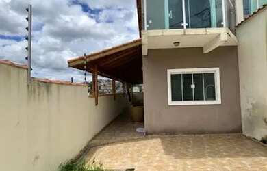 Imagem: A casa possui 2 Dormitórios, 2 Banheiros e 1 Vaga na garagem