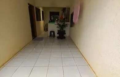 Imagem: A casa possui 3 Dormitórios, 2 Banheiros, 1 Vaga na garagem