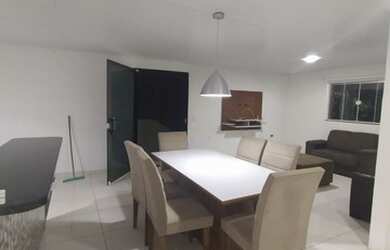 Imagem: A casa possui 3 Dormitórios, 2 Banheiros, 1 Vaga na garagem