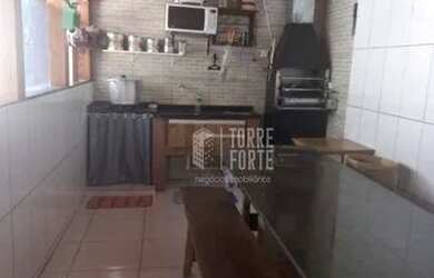 Imagem: A casa possui 3 Dormitórios, 2 Banheiros, 2 Vagas na garagem